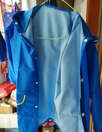 从来没写过这么长的评论，先说一下这件雨衣的用后体验吧，给孩子买的，很轻便，适合孩子的体格，卡通造型，吸引孩子，很喜欢，第一次穿上都不愿意脱下来了。最后再说一下京东的购物体验吧