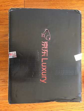 是正品，细节可见。但是在差不多最高点购入不划算，退了等以后价格合适了再买。美国~的不可信，背假包包不如不背不买。图一左真右假，图二上真下假。