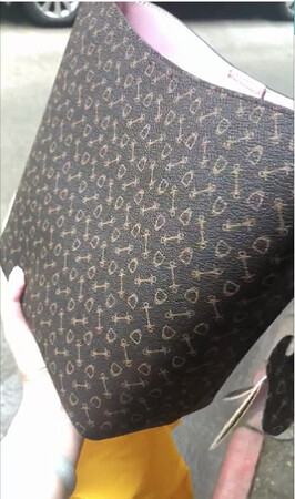 哇太棒了_一直都喜欢why 的包_每次都给我不一样的惊喜～颜色超正很喜欢～太激动了～已经推荐给闺蜜和家人后续会持续关注谢谢
外观颜值：超级棒宠爱
材质手感：摸上去很舒服
容量空间：可以放很多东西
适用场合：简直就是百搭