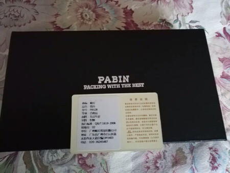 包装很到位，有种拆礼物的感觉。买给老公的，摸着质感还不错，软软的，大小也合适，卡包位足够多，黑色好看，样子完美。京东发货也很给力，没几天就收到了。潮，功能分区明确。买了这个之后老公立马丢掉了之前的老钱包哈哈～