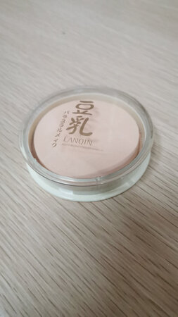 没有碎，很完整，用在脸上也很好，送了一盒