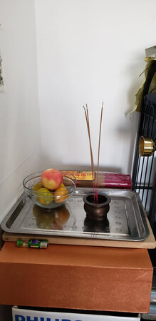 这个香，真的是好便宜呀！点起来后，商品描述说是无烟，其实还是有一点点的，但确实不是很大，味道也还可以，一点也不刺鼻。质量不错，点起来后，基本上不会断，一直烧到底。包装也不错基本上没有断根的。基于价格，推荐购买！