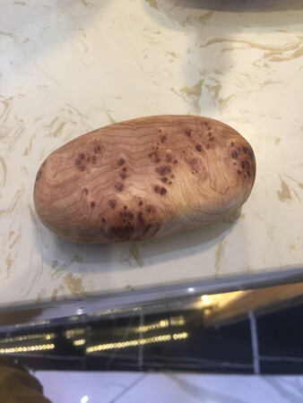 崖柏，据说恐龙时代就已经存在的植物，崖柏中最好的莫过于太行崖柏，其密度高，因生长环境恶劣，其形状百变，苦死后长期风吹日晒陈化后留其芯，此款产品乃是川崖柏，品质不如太行崖柏，但是也是个性精品，并且经济实惠，留疤大小适中，来一块日常练手玩很不错，果断好评