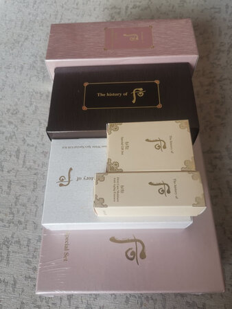 这款后的水妍系列，我用了好几次了，今年22岁，t字区喜欢出油脸颊很干燥，用这款基础补水，味道也很好，闻淡淡的香味儿，瓶子包装的也很好看，粉粉的个人比较喜欢这次趁着双11活动买了一套，真心的非常好用，瓶子是玻璃瓶的，包装像皇后一样的那种感觉。还赠送了好多小样，还在犹豫的小姐妹们，赶快加购吧！