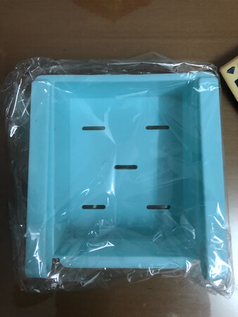 商品材质很结实，容量还好吧，放在冰箱里等会多了一层空间，很好
