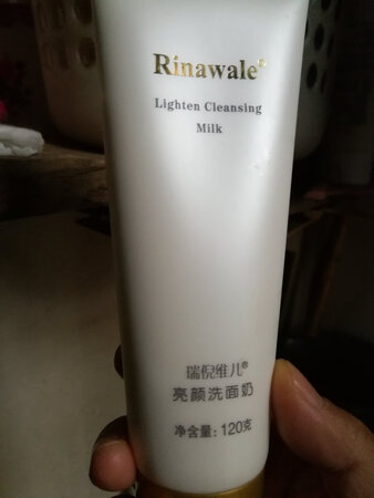 洗面奶符合预期，泡沫的，但不干。
