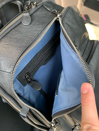 不错的做工和质感，皮子柔软度还行，一分钱一分货，个人觉得还是性价比比较高的，以前的包背的时间太长了，都破了。这次这个包适合通勤使用，可以放电脑，钥匙，各种杂物都可以，有三个夹层，正前方还有小包，后面还有一个小包，总之个人觉得好美，双11之前的价格还行，可以接受，不错。