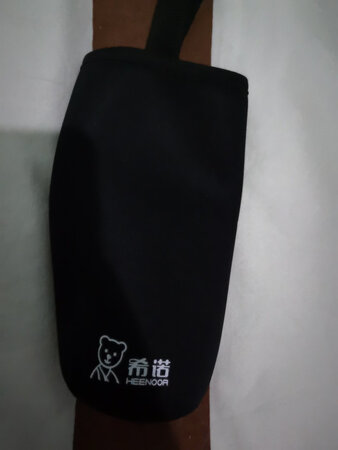 试用了一下，密封还可以，不漏水，看起来有点大，装得少，不烫手，也不保温，泡茶要得