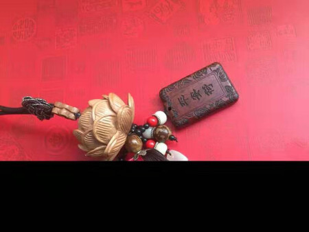 汽车挂件质量特别好，做工精细很漂亮，跟描述的一样，没有色差