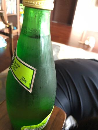 绝对推荐，有活动的时候买，一般盒马价格139,而且一定要冰了才好喝，这个咖啡店怎么都要20一瓶，就买这个口味的，要瓶装的，塑料瓶的气压进去不是很足，一口气喝，很爽，唯一不好的，就是瓶盖，这个盖子拧开需要很大力气