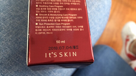 保质期2017年7月4日出的，已经过了一年了，色号有点浅，当时找了半天也没找到色号标志，整个产品，没有密封的地方，看不出来是否用过！