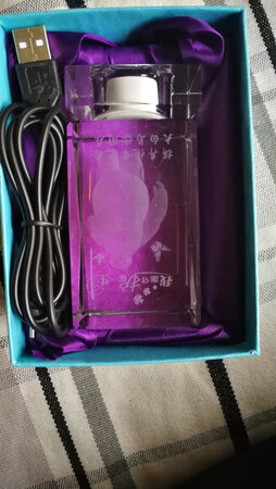 首先拿到手里的感觉特别沉重。好像个石头，打开以后那。有个小礼盒。要是感觉不好的话可以在重新包装一个。打开以后特别漂亮，灯色的变化啊。还是清晰度的都可以。颜色也挺多的。而且还能打你想要的字。晚上更漂亮。送给她很开心。