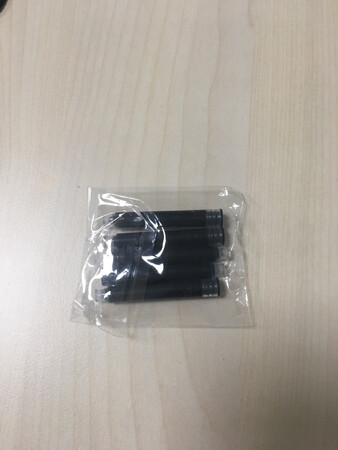 使用了一段时间后才来评价，一套中有十个墨囊，比较方便，真的用吸水的太麻烦。笔尖的角度刚好，书写顺畅，明显让自己写的字，好看一些了