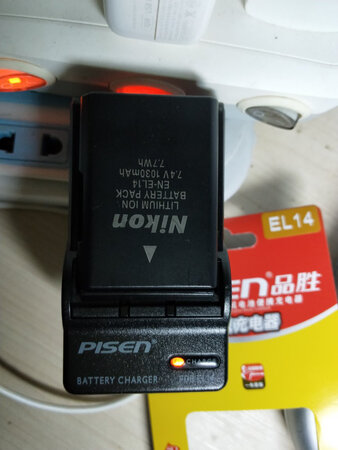 我的尼康D5200的充电器丢了，在网上一查有替代品。中午下单，结果晚上就到货了！拆了包装立马我就给电池充上了电。到货真及时呀！给京东及快递小哥点个赞！
包装外观：好
物流时效：快又好
电池电量：很足
充电时长：适中