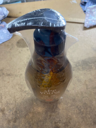 第1次买资源的这款产品，收到货试用了一个星期，洗了两次头发就不干了，以后也很顺滑，味道也很清新，淡淡的花香，包装也很好，物流非常快，让我发货下午就收到了，而且赶上双11价格很优惠。