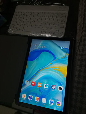 早就想买个平板，给孩子上辅导班用。对比了下M5，还是M6更合适，画面和音响的效果更好，而且还有电脑模式。等不及双十一了，趁秒杀果断出击！快递很效率，商家服务也好，送了钢化膜，皮套还有小键盘，比自营店里性价比更高些！