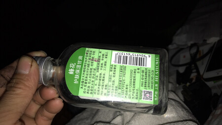 很不错，保湿效果非常棒，已经多次购买，蜂花老品牌，质量信得过，本人脚容易裂，后来在听朋友介绍，蜂花甘油效果不错，在京东买了几瓶试试，感觉效果很好，现在脚不在裂了，经常用对皮肤很好，也可以擦拭身体，推荐大家使用
