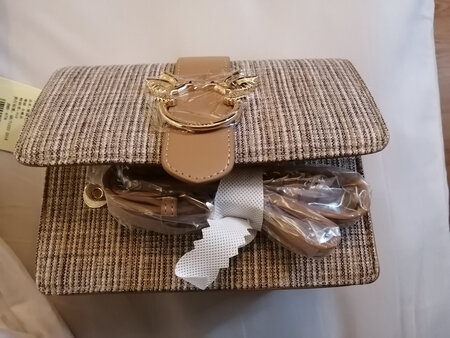 快递很给力，快递小哥服务态度很好，包装挺精致，质量很好，背起来很好看，很喜欢，点个赞点个赞点个赞点个赞点个赞点个赞点个赞点个赞点个赞点个赞点个赞点个赞