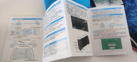 收到货后，打开包装一看，两层纸箱子包装。还有一个塑料防震壳。充分保证了货物的安全。配置了一根数据线充电线。还有中英文双语说明书。对于我这样的小白玩家来说非常的清楚方便。打开手机的蓝牙后，按说明书说的连上了，玩了一把和平精英，解放了左手。释放了屏幕。很适配我的手机。就是会第一次玩不太熟练。等自己练熟了之后，我相信这个神器帮我很顺利的吃鸡，打王者也是非常好的，走位很流畅，而且京东的快递就是快。新疆这么远的地方三四天就到了。服务态度非常的好。为这样的良心商家点赞！