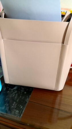外观颜值：还可以，几乎没色差。
材质手感：还行，看不出是不是真皮，手感还可以。
容量空间：容量算是不错，很能装。
做工细节：做工一般，线头比较容易看到。