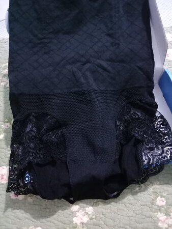 买了两条黑色的，看图片没看出来有束腰的支棍，是防止卷边的应该，不过那个支棍要是再长一点就好了，因为上边束缚住了，下边留了一节把肚子撑出来了，感觉不是很束缚，买的是xl的，但是它好像是xl和xxl同码的，试穿了一下，感觉可能号买大了，束缚力不太紧，不过正合适，就是下边蕾丝会卷边，不过不太影响.总体来说还挺好的.