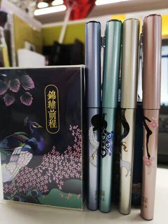 产品质感：质感真的很棒，印刷很清楚，颜色也很好看，拿到手上也很有份量。
厚薄程度：真的很厚，感觉能用很久很久。