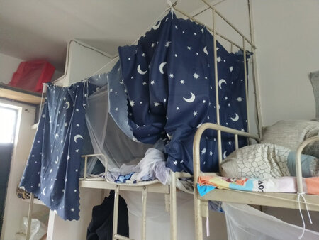 还不错吧。请忽略我脏乱差的宿舍哈哈哈，可能是我把线弄的太松了。遮光效果一般吧，但是能减缓光线，有一种安全感，可以在里面做坏事，哈哈哈。主要是便宜，看卖家搞得整洁又好看，而我搞得像个猪窝一样。唉溜了溜了。