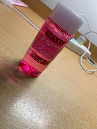 适合肤质：适用于干性，油性，中性，混合性，敏感肌肤。
卸妆力度：卸得干净
洁净效果：挺好的
容量大小：99毫升
这个卸妆水真的很好用，味道也非常好闻，之前用的卸妆水都不好闻，这个用到现在是我闻到过味道最好闻的，也不刺激nice！