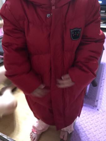 羽绒服很漂亮，面料柔软，衣服不厚重，但应该很暖和，拿到了闺女就要试，穿上了就不愿意脱，她很喜欢啊^_^^_^