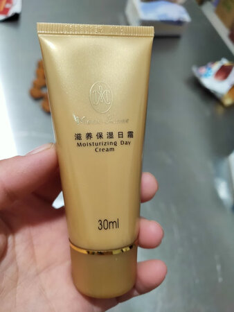 货今天刚刚收到，用手机扫了扫条码是正品，滋润爽肤水已经是第三次购买了