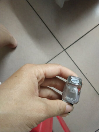很好，在室外是白色，在空调下显示是红色，但我更喜欢红色，故图片的颜色只在空调或更低温才有