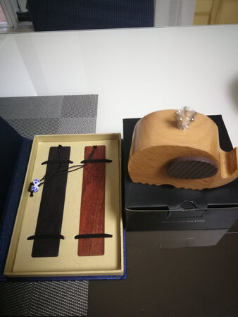 音质不错，木头材料也没有异味，小小的听友质感的！不错！
不过用做手机支架不是很舒服，位置没那么合适。
给大家科普虾音乐盒的知识吧，音乐盒也称作八音盒（Music Box，Musical box），是机动发音的音乐器，1796年由瑞士钟表匠安托·法布尔发明，转动盒内的链环，可自动演奏音乐，目前这项古董收藏于上海八音盒珍品陈列馆。音乐盒由于在制作上要求技艺精湛，在十八、十九世纪价格相当昂贵，仅在贵族间流传，一般百姓望之兴叹。音乐盒的起源，可追溯至中世纪欧洲文艺复兴时期，当时为使教会的钟塔报时，而将大小的钟表上机械装置，被称为“可发出声音的组钟”。