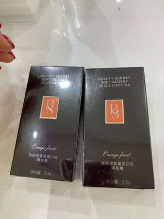 口红颜色好看，很滋润，喜欢