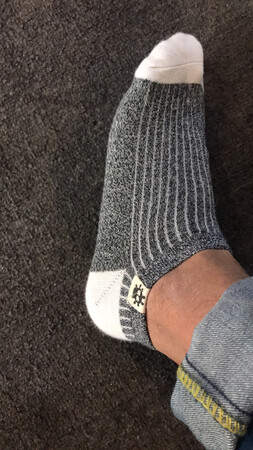 第一次买南极人的袜子，以前买的都是比较新潮，看上去颜色很鲜艳的。总以为南极人应该是很板正，不潮流的款式，没想到，第一次浏览到这款袜子的时候一眼就相中了，5种颜色，每个颜色两双，而且也是5种不同的卡通头像，很喜欢，不张扬，很耐看。袜子的松紧程度刚刚好，不会往下滑，而且舒适感很好，不磨脚，很软。穿了5，6双了才来评价的。性价比太高了，以后还会买南极人的袜子。