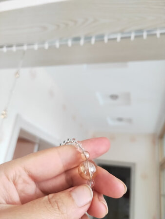精心挑选好的样式，回来以后看到挺喜欢的，挂上去时发现掉了一颗小珠子，和卖家联系…卖家立马答应给我重新发一条，很耐心的客服，后来确实收到了一条珠珠，很感谢卖家，确实是比较讲信用的