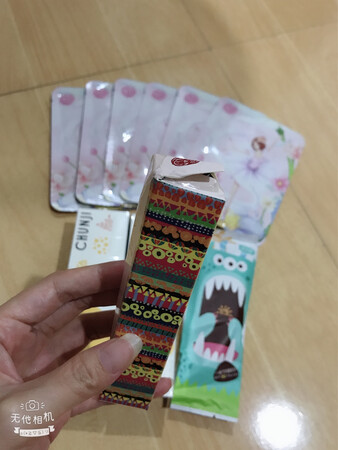 一直都用春纪素颜乳、个人觉得挺不错的、特别适合不爱化妆的女生、我就是那个不喜欢化妆的人、出门涂个乳液、然后再涂上春纪素颜乳、特别好、显白、而且还有遮瑕效果、一如既往的好、所以又一下子买了两瓶备用、之前的那瓶还没用完、唯一的不足就是店家送的眼部按摩精华液是开的、希望下次能注意一点！
