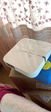 外形外观：东西收到了，这款投影仪性价比非常高，自带哈曼卡顿的音箱，嗯，非常清晰，我都没有牟平直接投影到家卧室的墙上，嗯，就非常清晰，看大片，嗯，自带音箱，声音很清晰，效果很好，感觉就像在电影院一样，给好评，大家买的时候一定要买这款z6的，他是1080的，这个一个播放了一个清晰度，瑞士没有这个播放的清晰度只能到720，所以说大家一定要买v6以上的这个投影仪。