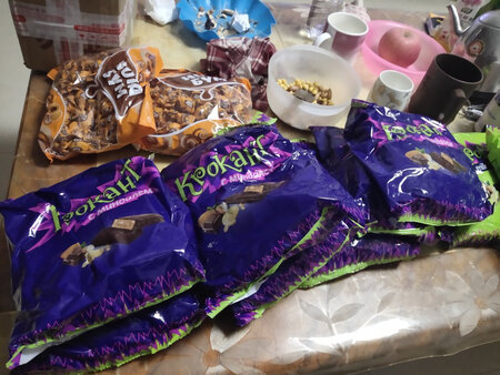 一下屯了到过年的量，自从吃了俄罗斯紫皮糖，每年过年都会选择俄罗斯紫皮糖，真的超好吃。这次赶上双11活动，一下把过年吃的也屯了，不知道能不能等到过年。哈哈哈，不过确实太好吃了，哎，不够吃还有双11嘛。他家的东西是正品