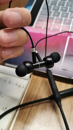 做工质感：错 
音效音质：不错
续航能力：不错
灵敏度：不错
送了内存卡，挺人性的