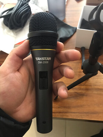 带的线好长啊，话筒也是好的，声音还可以，话筒拿在手里特别有分量，晚上回家再试试。