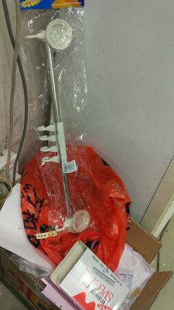 虽然发过来坏了两个勾，但联系了客服重新发了一个新的过来，粘到好紧不会掉
