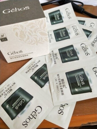 是正品，用了效果非常好，补水效果很好，卖家服务态度非常好，很快就收到了，真的是非常满意。