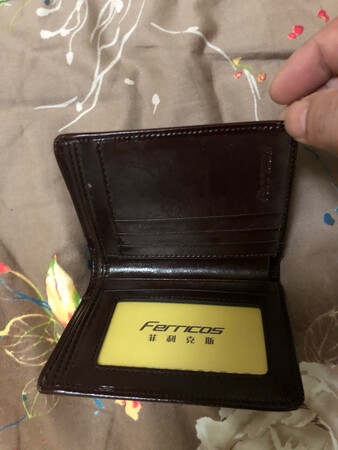怎么看都不像是真皮的，质硬，手感不是很好，做工勉强接受，装不了多少钱，三千就有点合不拢的样子，凑合用吧。