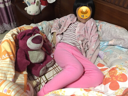 闺女非常喜欢?草莓?香浓郁，颜色很耐脏，坐在那憨憨的