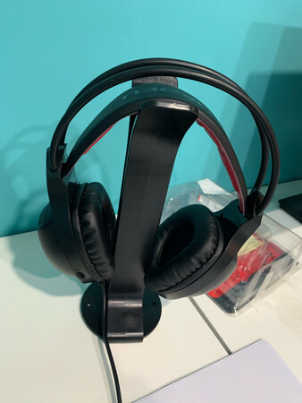 usb接口，方便好用～试了，声音清晰，录音功能也ok，价格实惠～不错的购物体验～