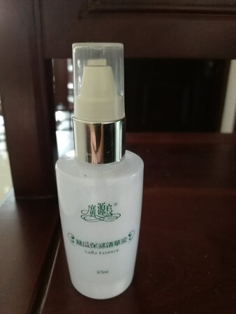 之前在专柜买过,京东旗舰店的货和专柜一样的,是正品。保湿效果很好,天然无香精味,清清爽爽的,秋冬保湿必备。