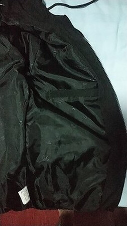 不错衣服，质量很好厚实，无线头线路密，布料很结实，老板服务态度很好！还会回来光顾的！