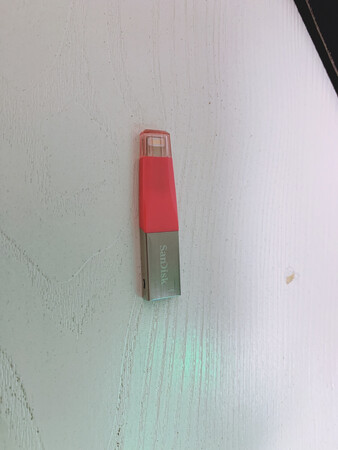 非常不错，硬盘读取的速度很快，一下就解决的内存问题。用这个u盘得下载闪迪官方的app，一插上去屏幕上会有下载提示，自行下载即可。而我推荐一个好用的读取文件app：FileExplorer专业版，同样可以读取u盘的视频文件，而且还比官方的好用。