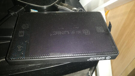 重量轻。安装需要一定技巧，SSD盘那个插口要插到底，才能读出来。螺丝刀有点点不合适，借了同事的小螺丝刀套装拧结实了。用了一周，玩游戏也没问题。