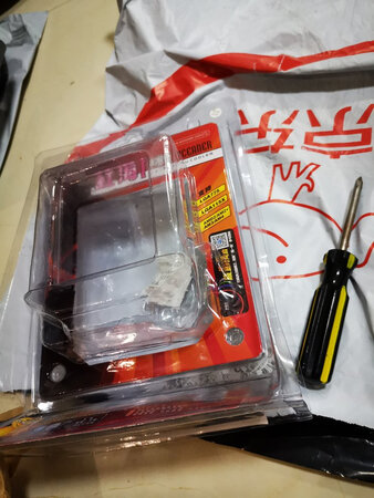 红海热管散热器的确不错，原装风扇被弄了下，这个散热器卡扣很合适,外观抢眼,很大,散热效果好，采用柔性橡胶柱销，全面吸收风扇运转所产生的震动，风量很足也够安静。配件齐全从主板固定架到散热膏都有，暂时还没发现缺点。有京东的质保很放心，希望京东再接再厉，越办越好。